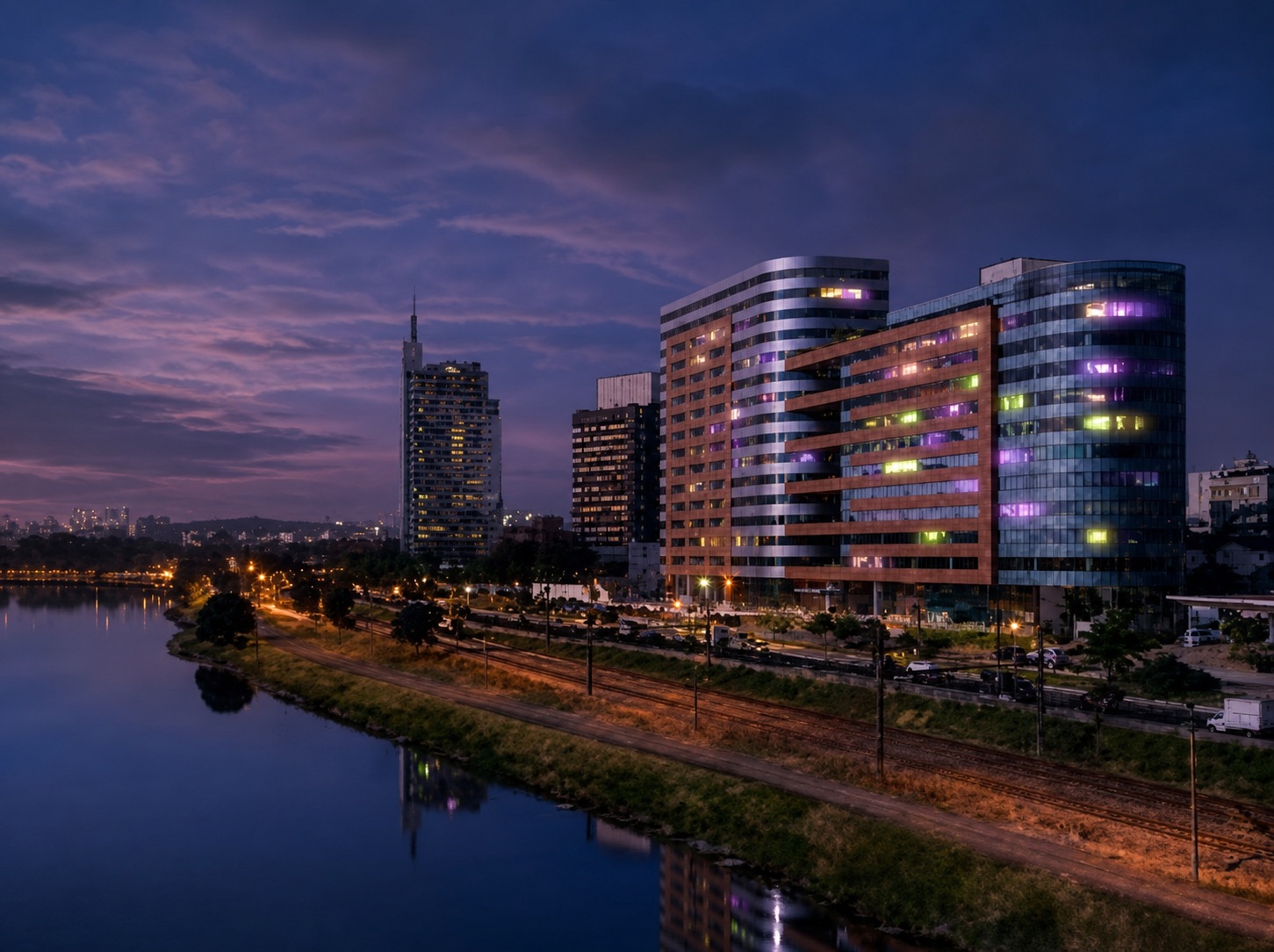 Auditório do WTorre em São Paulo iluminado em roxo, com vista para o skyline ao entardecer